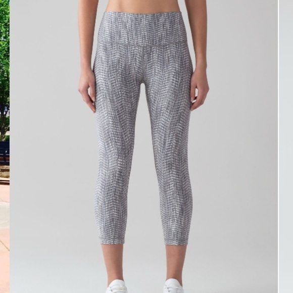 LULULEMON wunder under crop 21” high rise size 4 - Picture 1 of 9